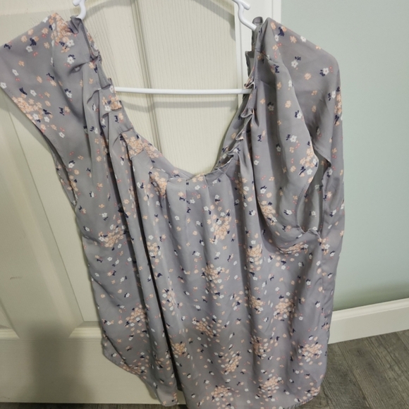 LC Lauren Conrad Gray Floral Top - Picture 1 of 2